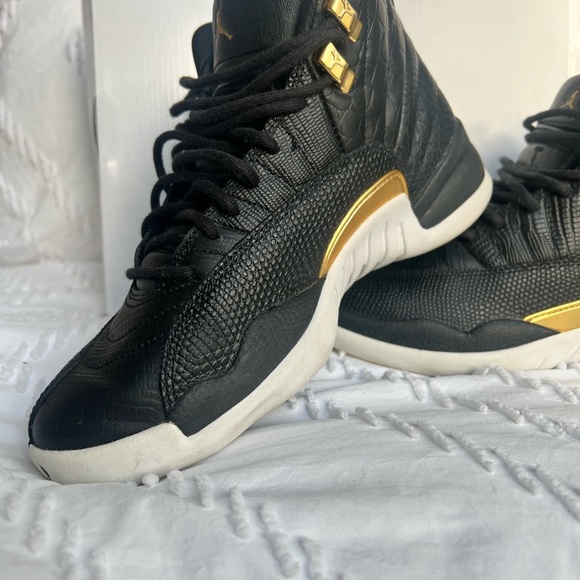 Women’s Air Jordon 12 Retro size 7 - Picture 8 of 16